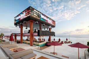 Videotron P3.076 Outdoor 3840Hz di White Rock Melasti Beach Bali