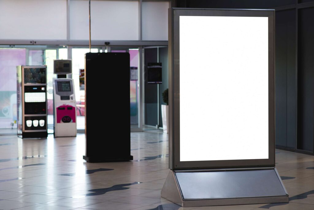Mengenal Perbedaan Videotron Indoor dan Videotron Outdoor