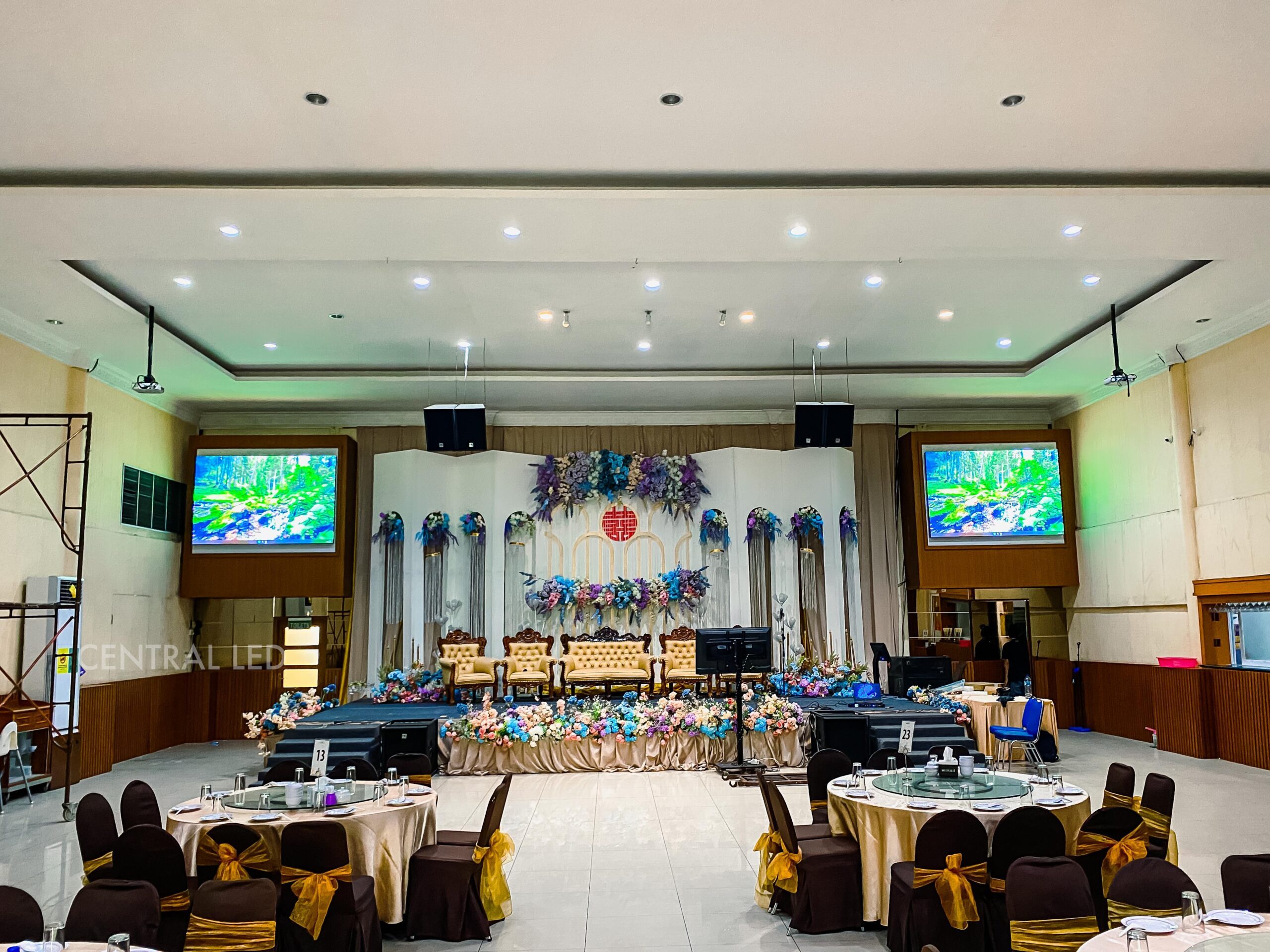 Fix Instalasi Videotron P4 Indoor | uk 224 x 144 | 2 pcs | 1920 Hz High Refresh Rate | frame rate 60 fps | di Gedung Pernikahan