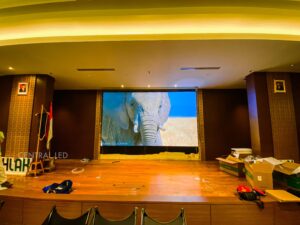 Instalasi Videotron P2.5 Indoor | uk 448 x 256 | 3840 Hz High Refresh Rate | Frame Rate 60 fps di PLN Indonesia Power