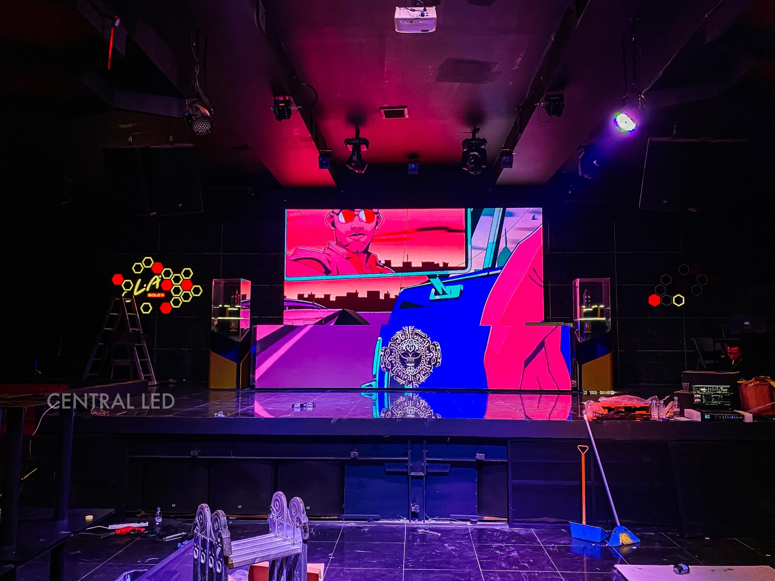 Fix Instalasi Videotron Indoor | Modul P4 |High Refresh Rate |frame rate 60 fps | Pemasangan di Bar Rain Luxury Karawang