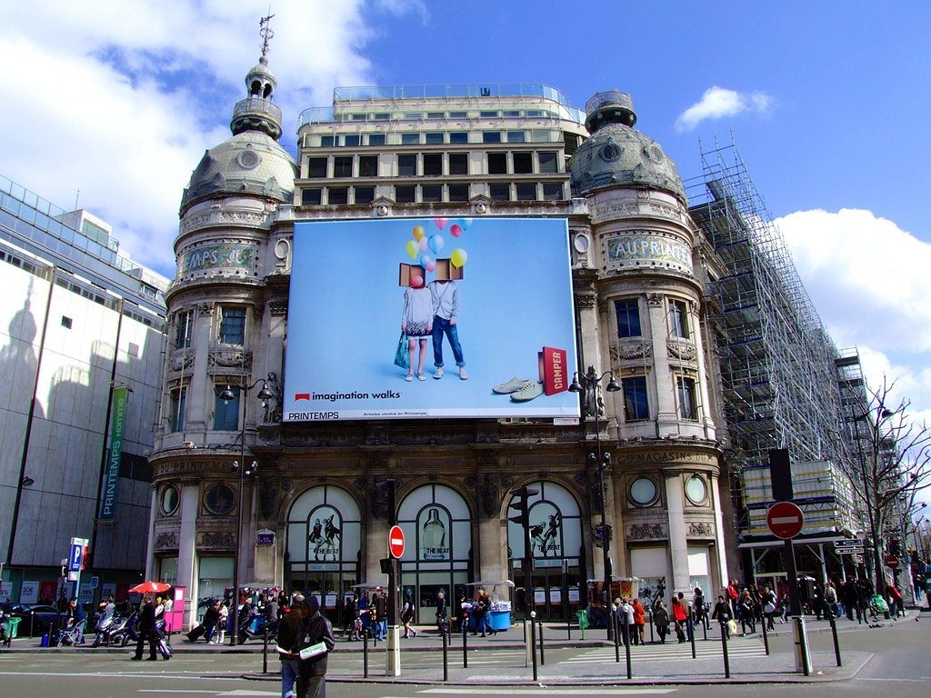 DOOH Advertising Definisi, Manfaat, dan Contohnya