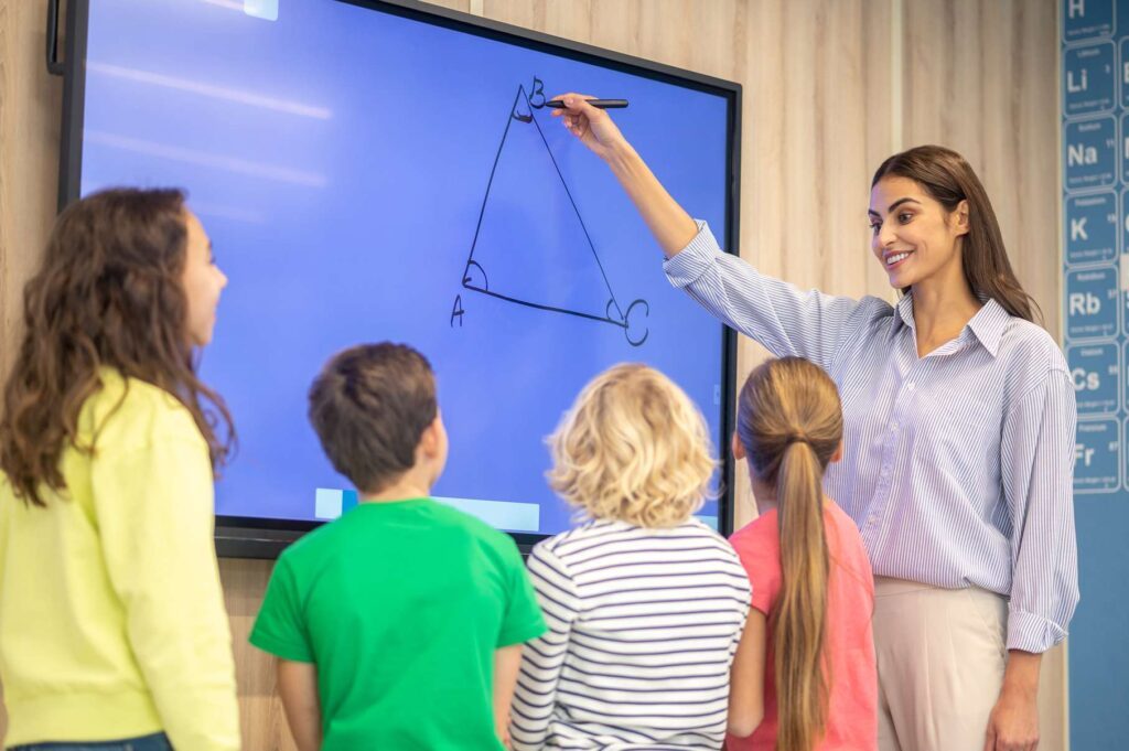 Perbedaan Interactive Display dan Smart TV untuk Berbagai Penggunaan